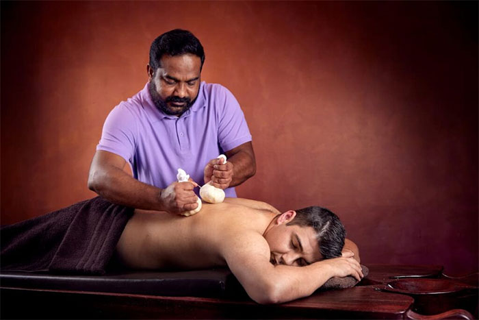 ayurveda massage oil ماساژ و درمان‌های آیورودایی برای پاکسازی بدن